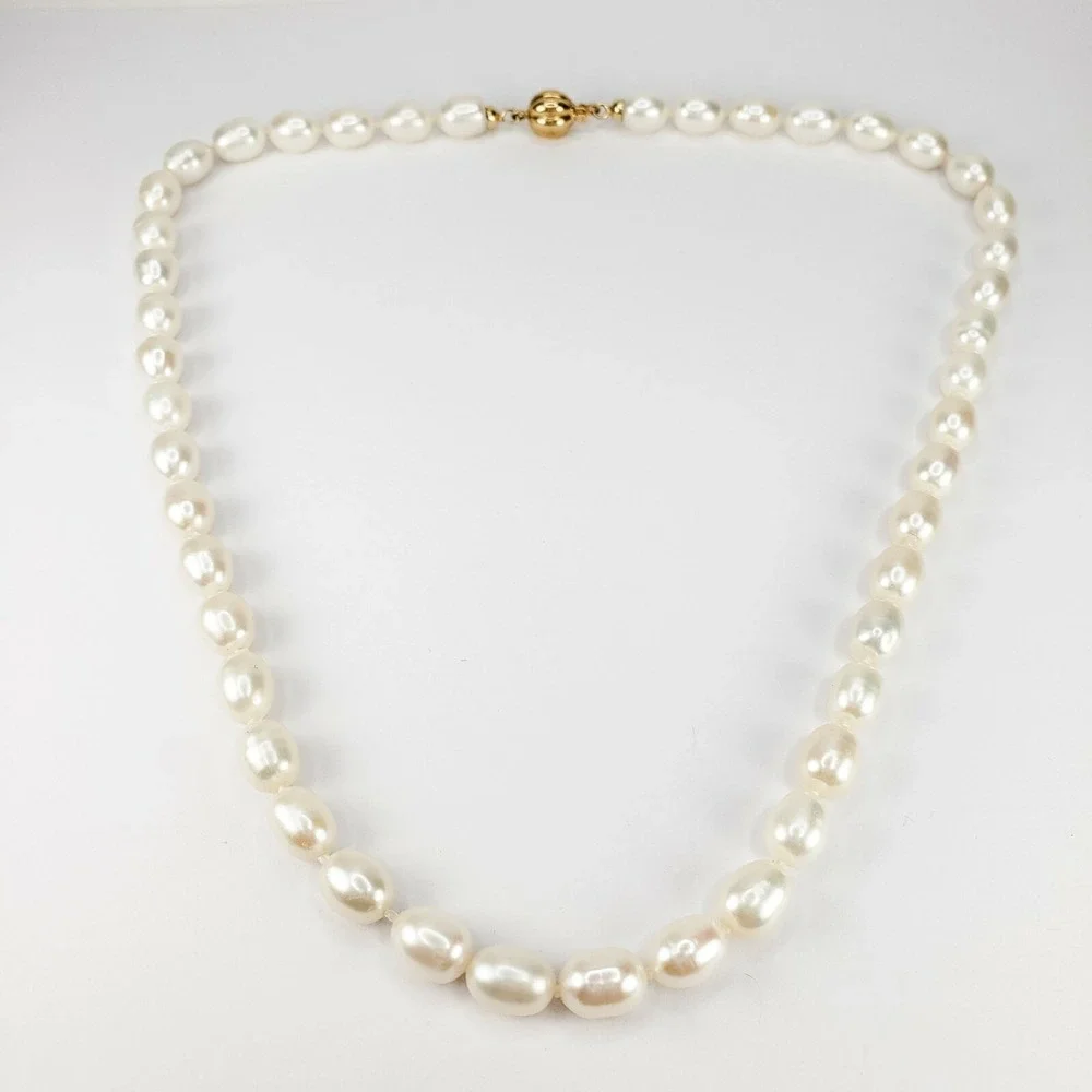 Single Strand Pearl Necklace with 18KT Yellow Gold Clasp Very Pretty 17.5 Inches